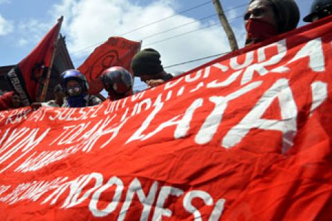 TUNTUT KENAIKAN UMP