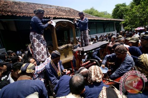 Jamasan Kereta Kraton