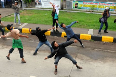 DEMO KORUPSI BENTROK