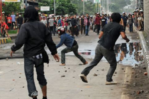 DEMO KORUPSI BENTROK