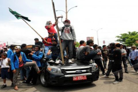 TAHAN MOBIL DINAS