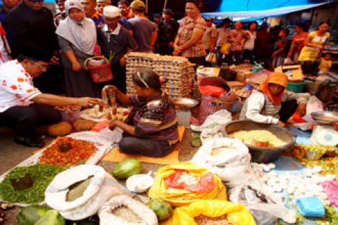 KUNJUNGI PASAR