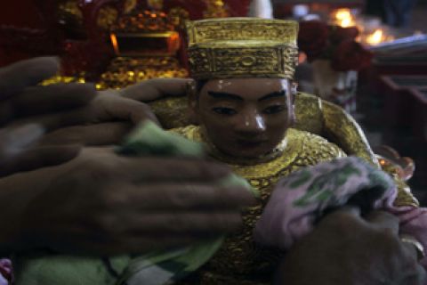 CUCI PATUNG DEWA