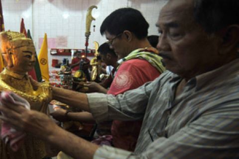 CUCI PATUNG DEWA