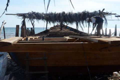 BUAT PERAHU PHINISI