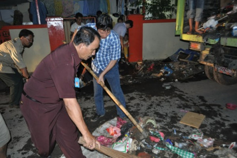 Wali Kota bersihkan sisa banjir 