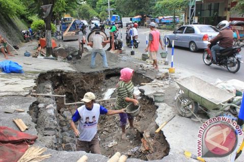 Perbaikan jalan berlubang