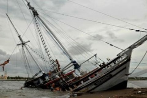 PERAHU PHINISI KARAM