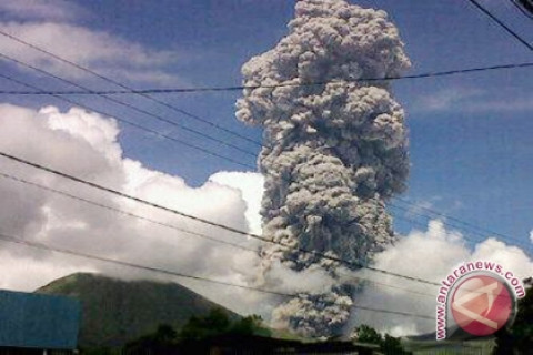 Gunung Lokon meletus lagi