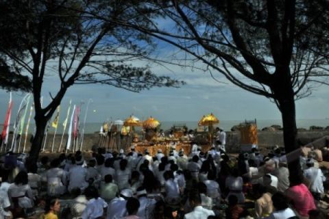 UPACARA MELASTI