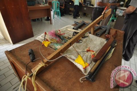 WARGA SERAHKAN SENJATA 