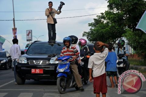 AKSI TAHAN MOBIL DINAS