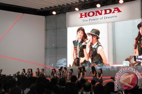 Grup JKT 48 Tampil di booth Honda