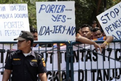 Porter Segel Bea Cukai/Joko Sulistyo