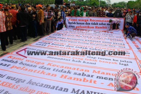 Warga Gumas Unjuk Rasa