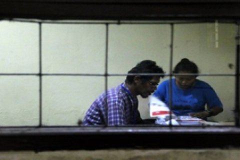 Lembur Melipat Surat Suara/Joko Sulistyo