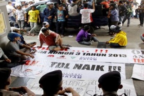 Menolak Kenaikan TDL Batam/Joko Sulistyo