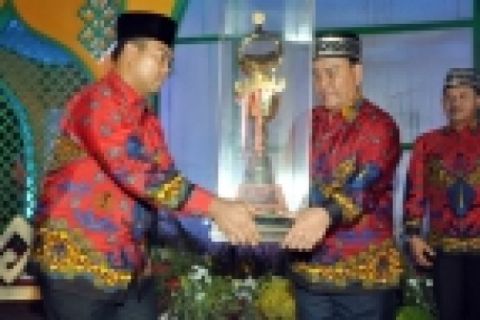 Penyerahan Piala Bergilir MTQ Lampung