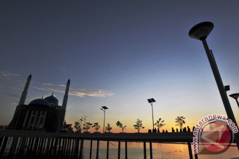 NGABUBURIT DI PANTAI LOSARI