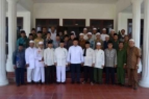 Dr. Ir. H. Mustofa, MH. foto bersama Keluarga Besar Pengurus IPHI