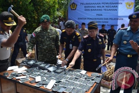 Pemusnahan handphone selundupan