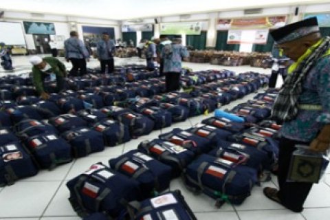 Jamaah Haji Tunggu Kapal/Joko Sulistyo