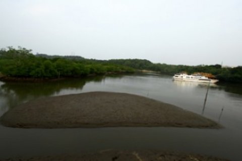 Pendangkalan Alur Pelabuhan Nongsapura/Joko Sulistyo