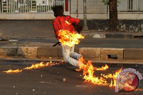 TERBAKAR BOM MOLOTOV