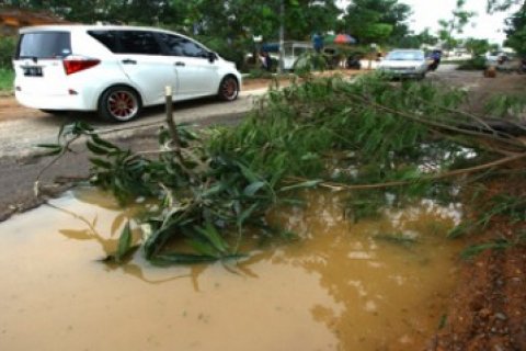 Blokir Jalan Industri/Joko Sulistyo