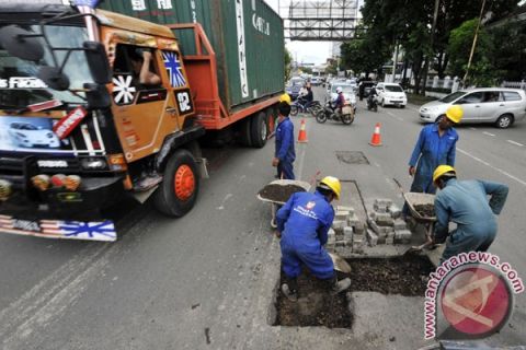 PERBAIKI JALAN RUSAK