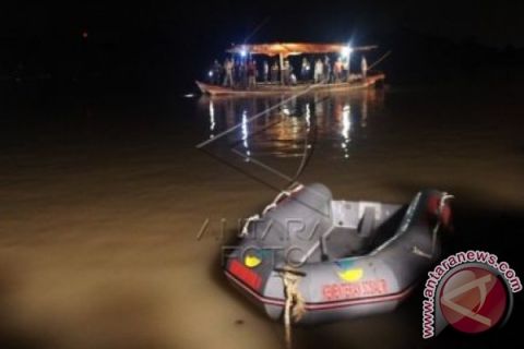 PENCARIAN KORBAN PERAHU TENGGELAM