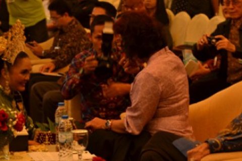 Sirih untuk Menteri/Taufan Razzak