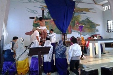Jumat Agung - &amp;quot;Table&amp;quot; penyalipan Tuhan Yesus di Rumengkor