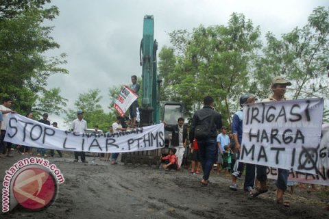 Demo penambangan liar