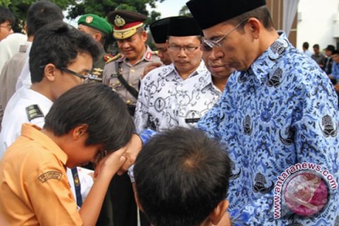 GUBERNUR BERI PENGHARGAAN