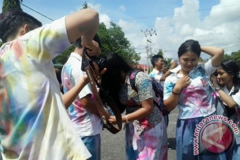Siswa SMA Palangka Raya Rayakan Kelulusan