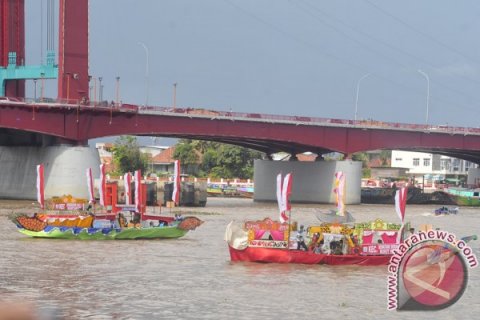 Lomba Perahu Hias