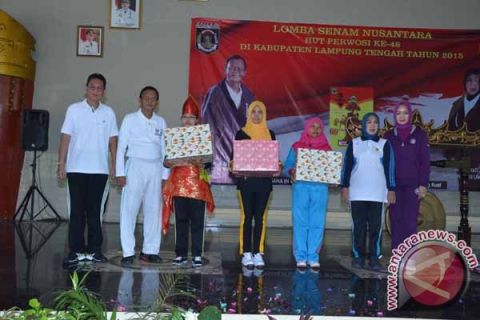 BUPATI PAIRIN FOTO BERSAMA PEMENANG LOMBA SENAM NUSANTARA