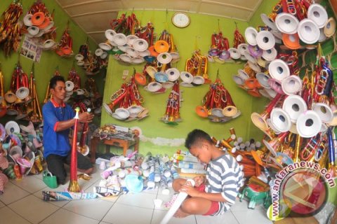 Pengrajin terompet tahun baru