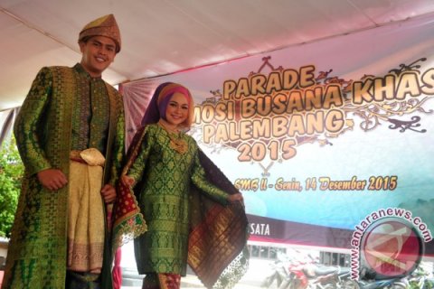 Parade pakaian khas Palembang