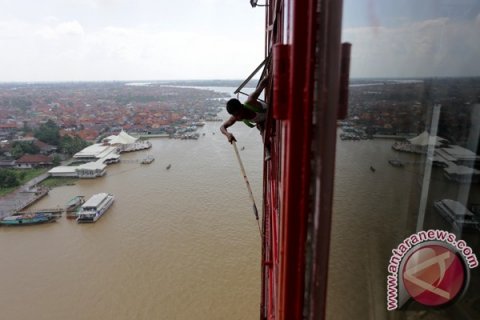 Pengecatan Jembatan Ampera