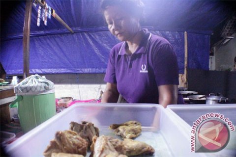 Harga daging ayam masih tinggi