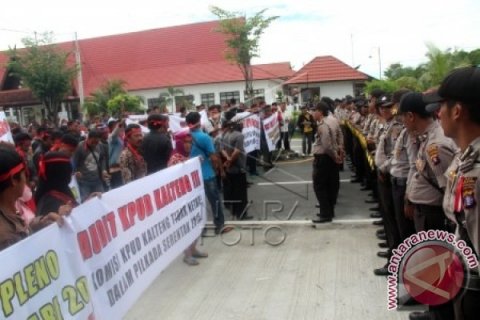 Tuntut Ketua KPU Kalteng Mundur