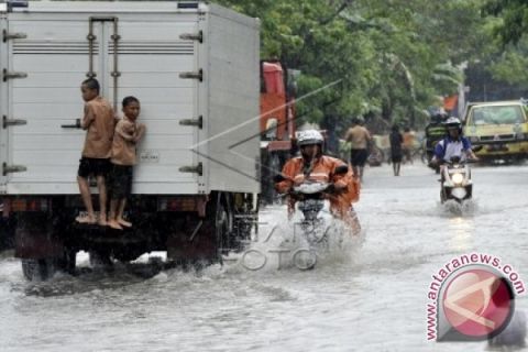 JALAN MAKASSAR TERGENAG AIR