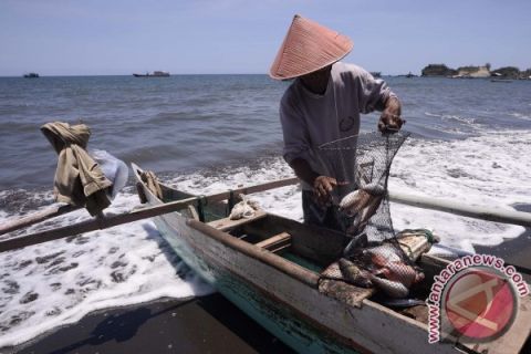 NELAYAN TRADISIONAL PANTAI KEMA