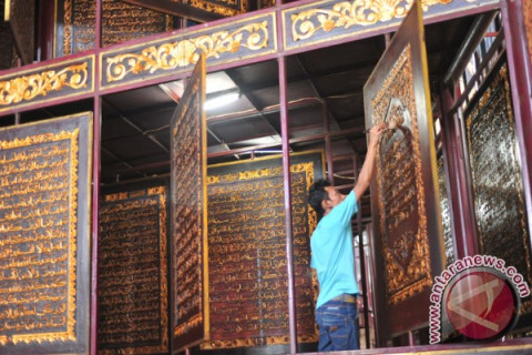 Perawatan Alquran raksasa