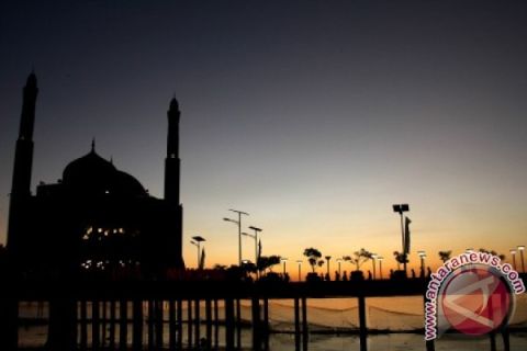 NGABUBURIT DI MASJID TERAPUNG MAKASSAR