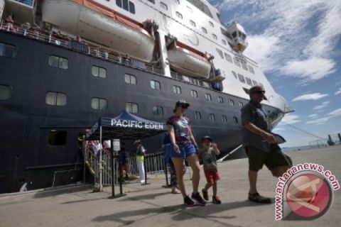 KAPAL PESIAR PASIFIC EDEN DI MAKASSAR