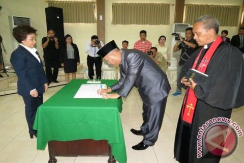 PARIPURNA ISTIMEWA DPRD MANADO PELANTIKAN PAW MAKAWATA