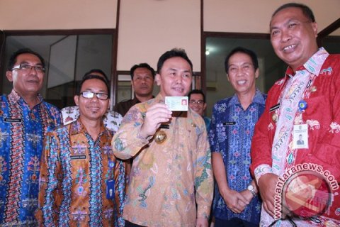 Gubernur Kalteng Perlihatkan E-KTP